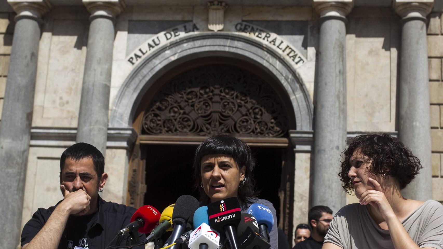 Los diputados de la CUP comparecen a las puertas de la Generalitat.