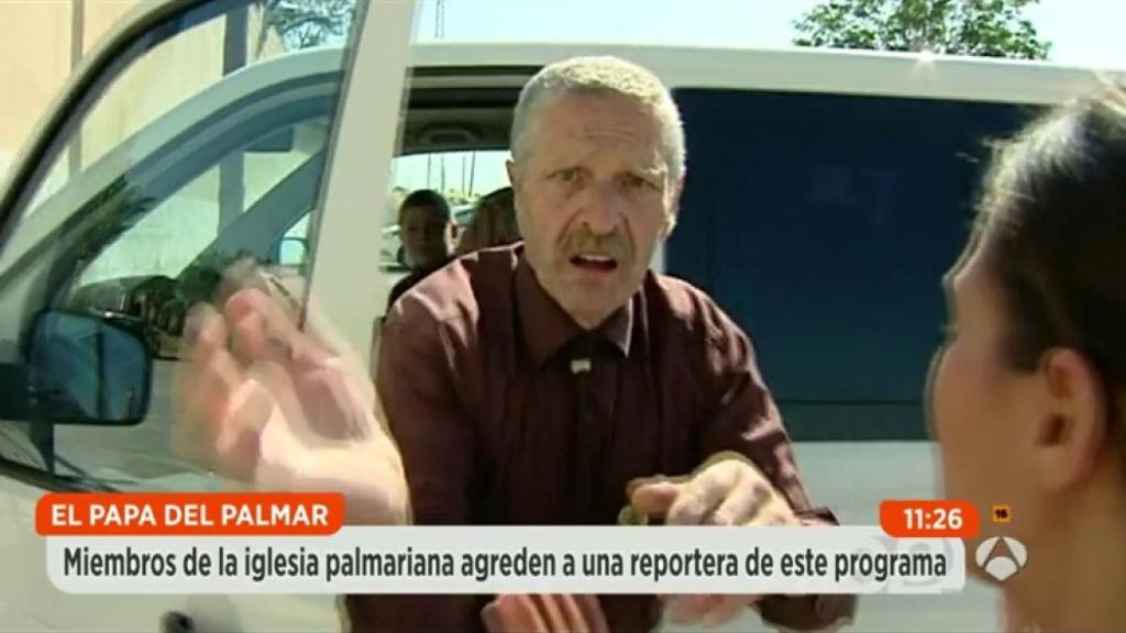 Brutal agresión a un equipo de 'Espejo público' en el Palmar de Troya