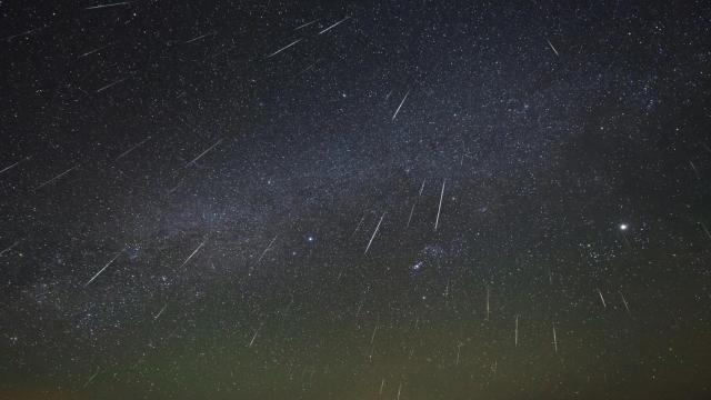 Imagen de una lluvia de meteoritos.