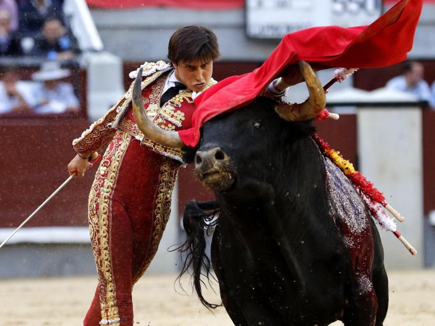 Andrés Roca Rey da un pase con la muleta a su segundo.