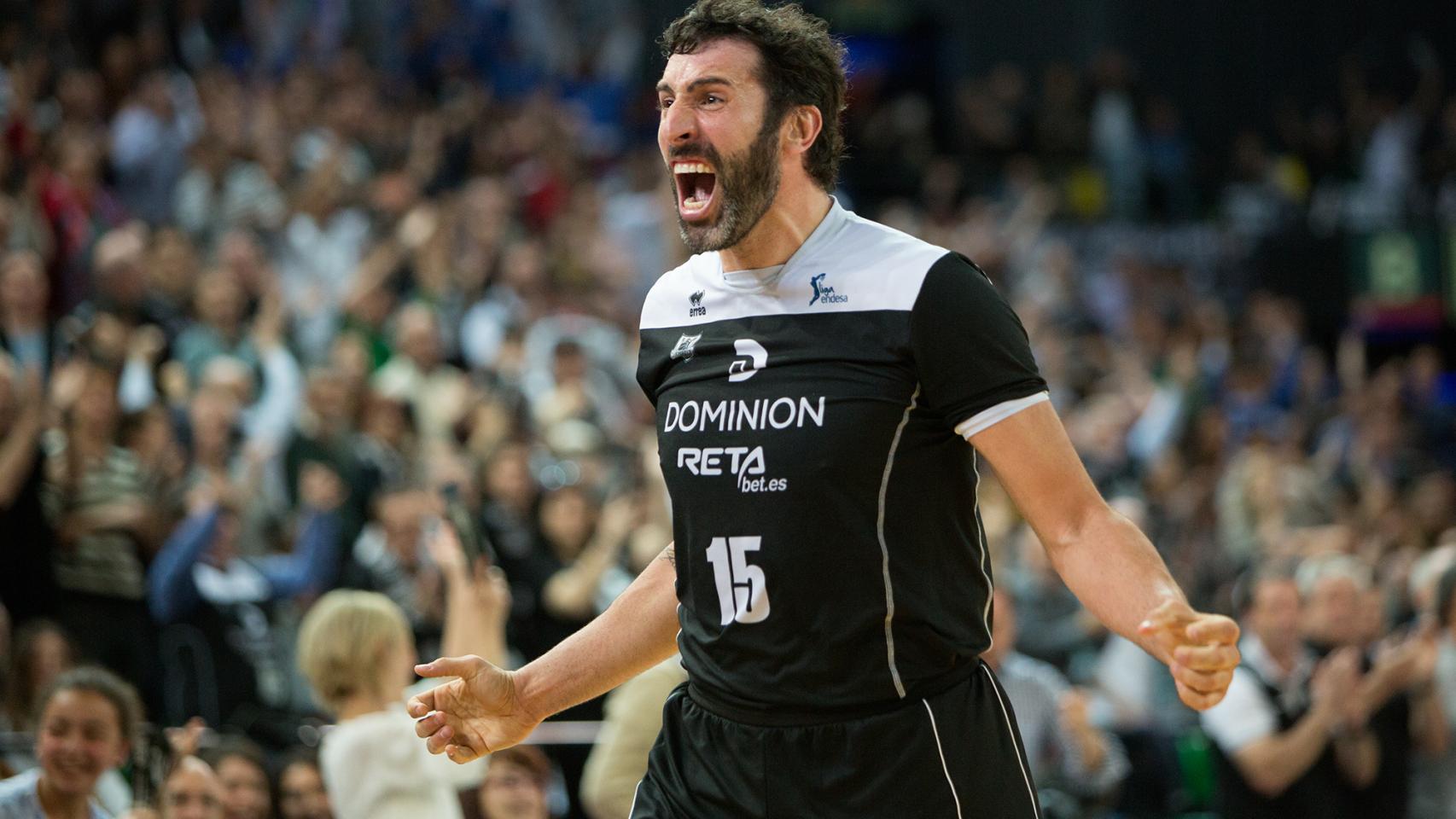 Álex Mumbrú en el último partido de Raúl López con Bilbao Basket.