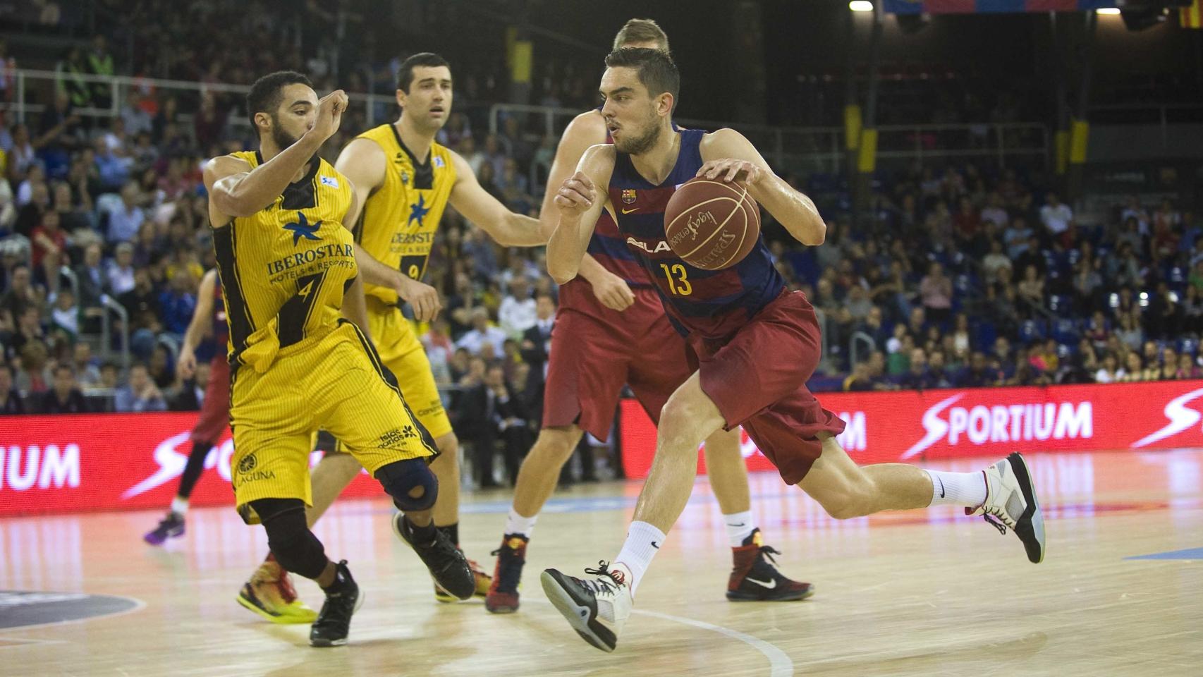 Tomas Satoransky intenta escapar de la defensa del Tenerife.