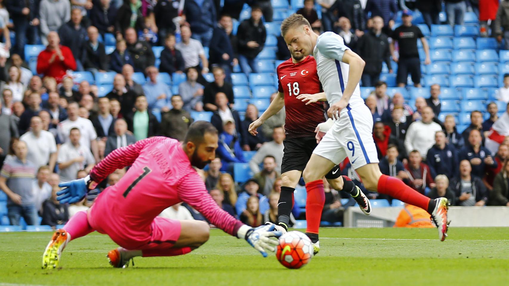 Volkan Babacan intenta detener un disparo de Jamie Vardy.