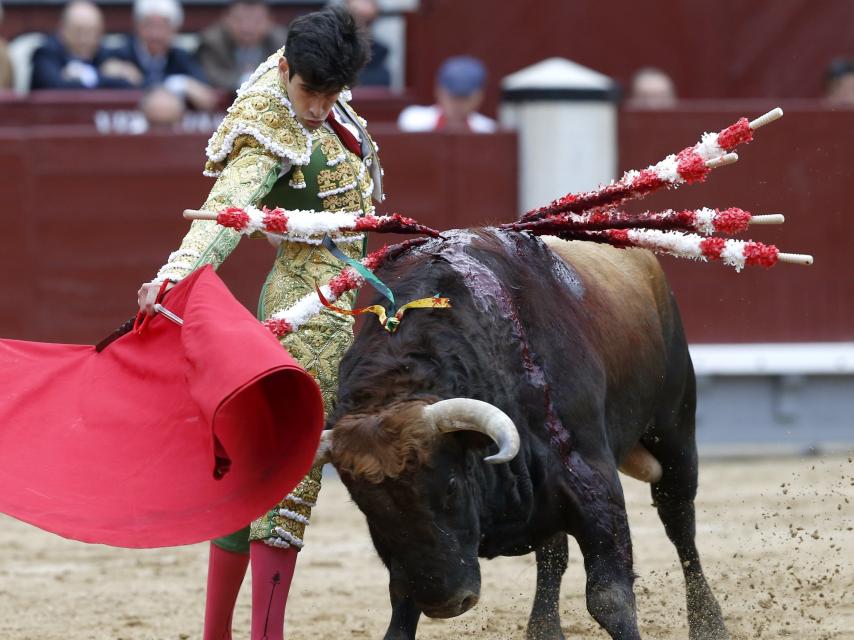 Alberto López Simón da un pase de muleta a su primero.