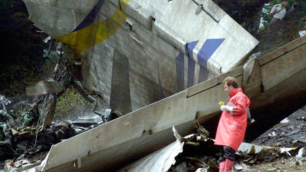 Trabajadores turcos trabajan en el escenario en el que se estrelló el avión.