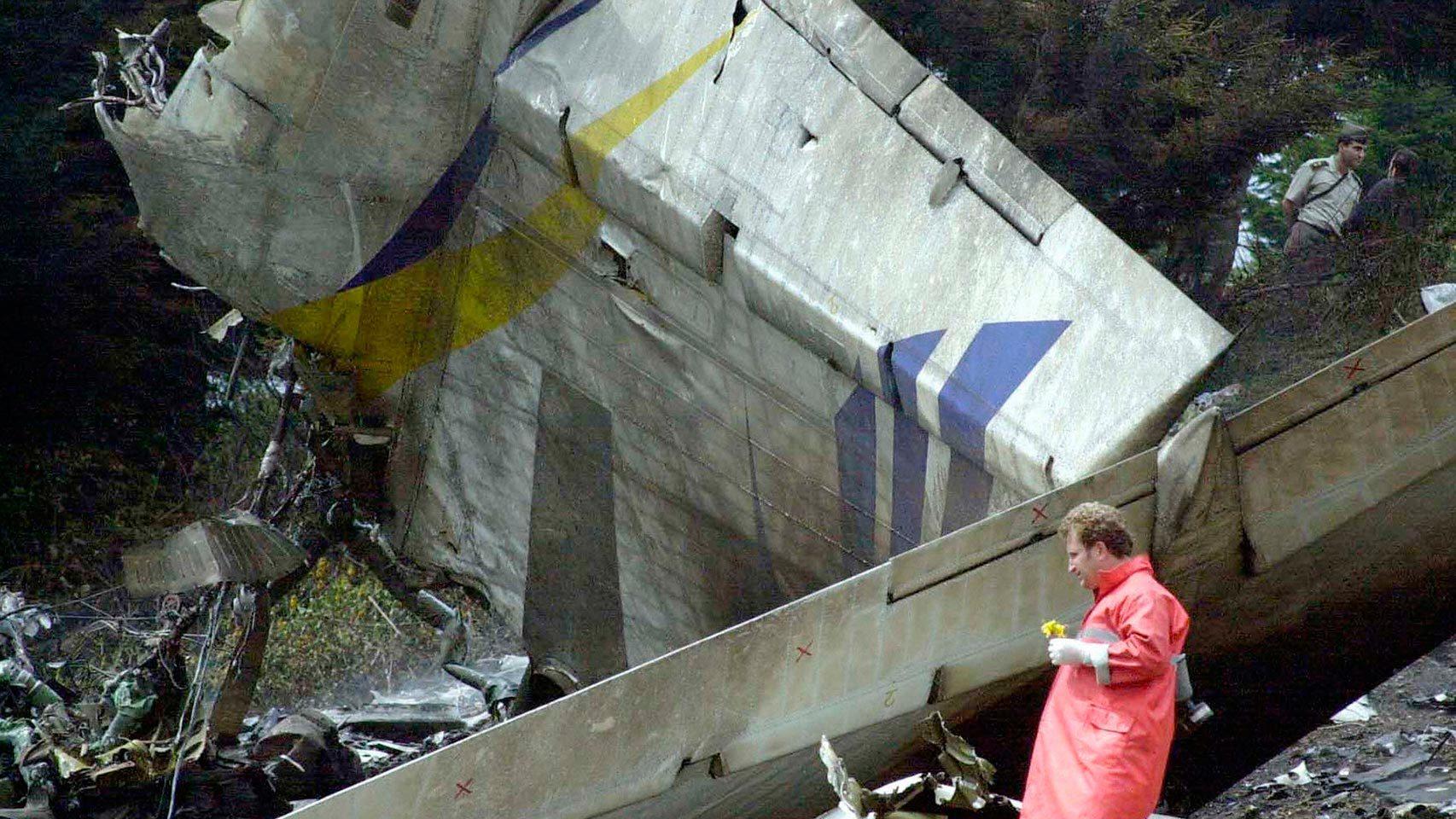 Trabajadores turcos trabajan en el escenario en el que se estrelló el avión.