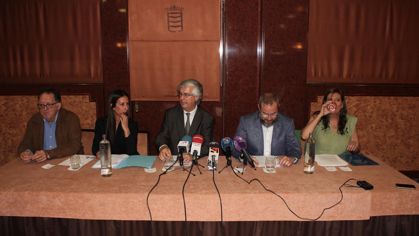 De izquierda a derecha: Paco Cardona (presidente de la asociación), los abogados Elizabeth Martínez y Leopoldo Gay, y los representantes de la organización Miguel Sencianes y Curra Ripollés.