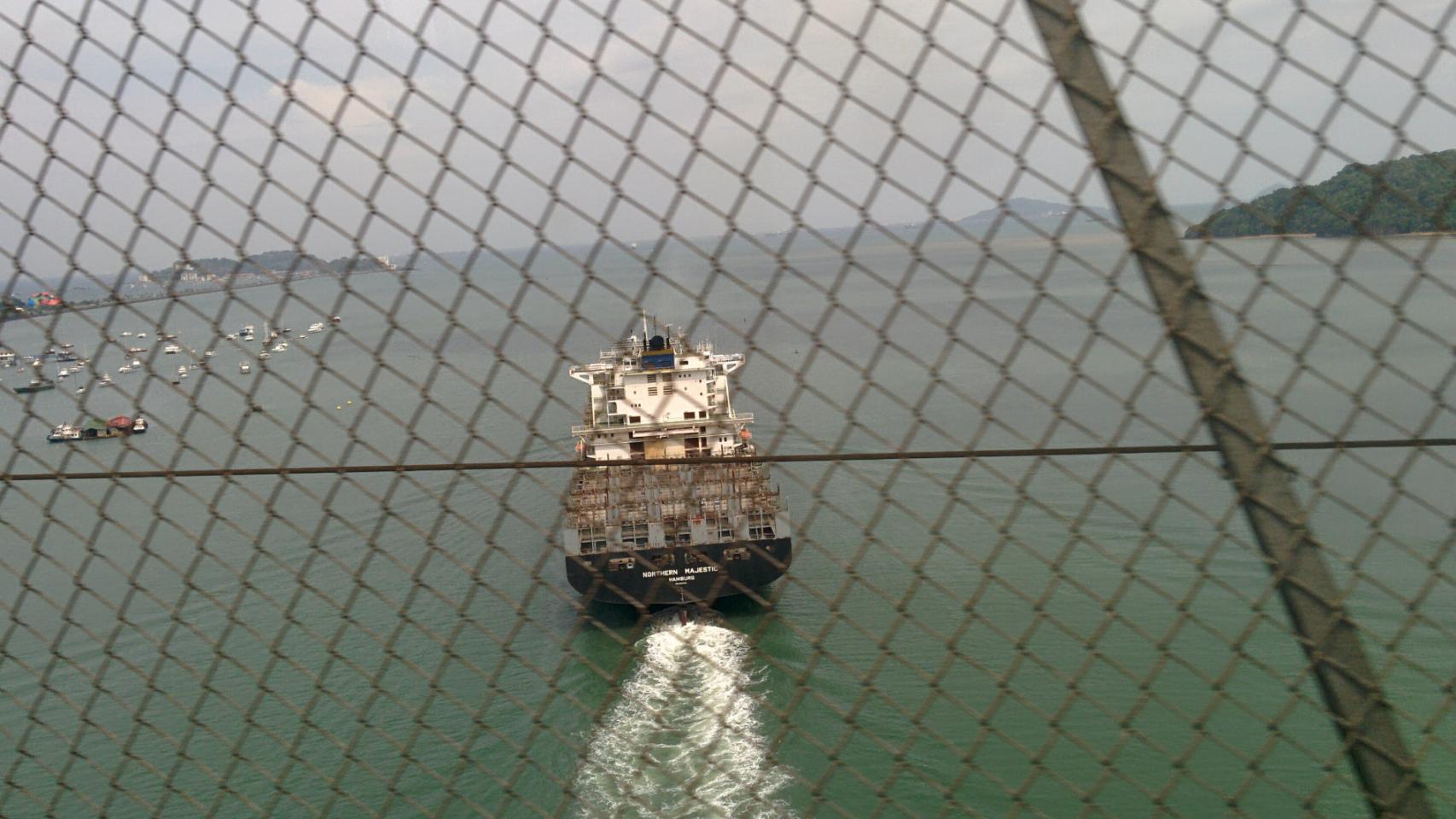 Petrolero en el Canal de Panamá.