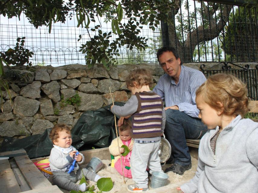 Paco Bertos, de 36 años, se estableció como “padre de día” hace unos meses.