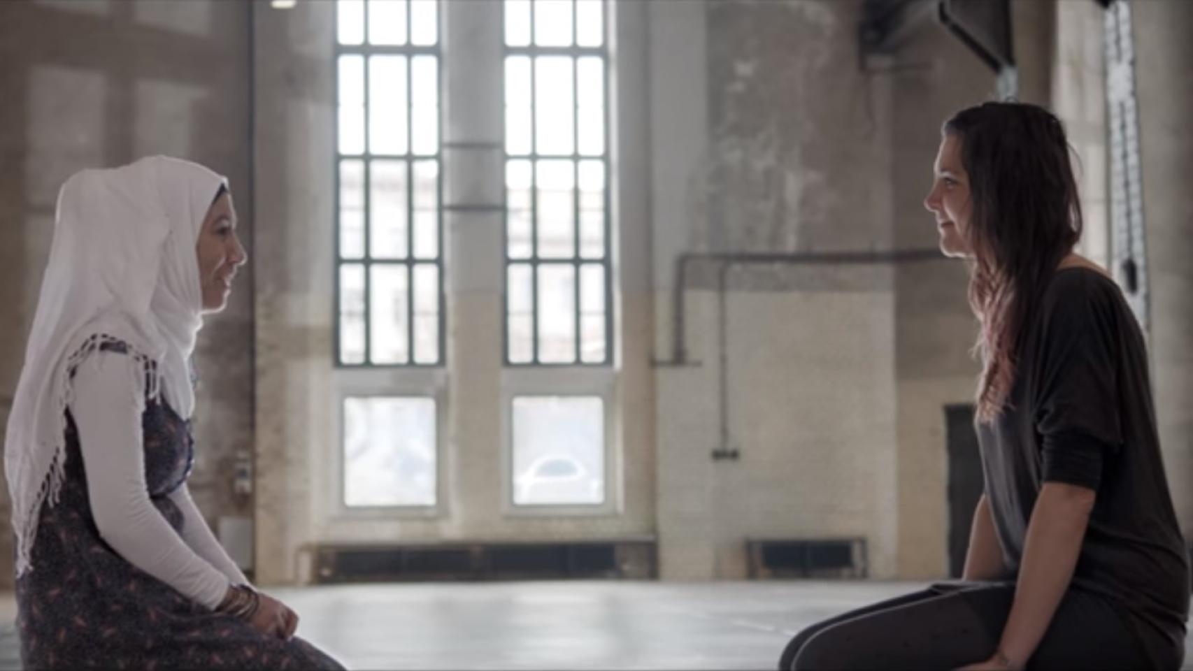 Dos participantes en el experimento de Amnistía Internacional