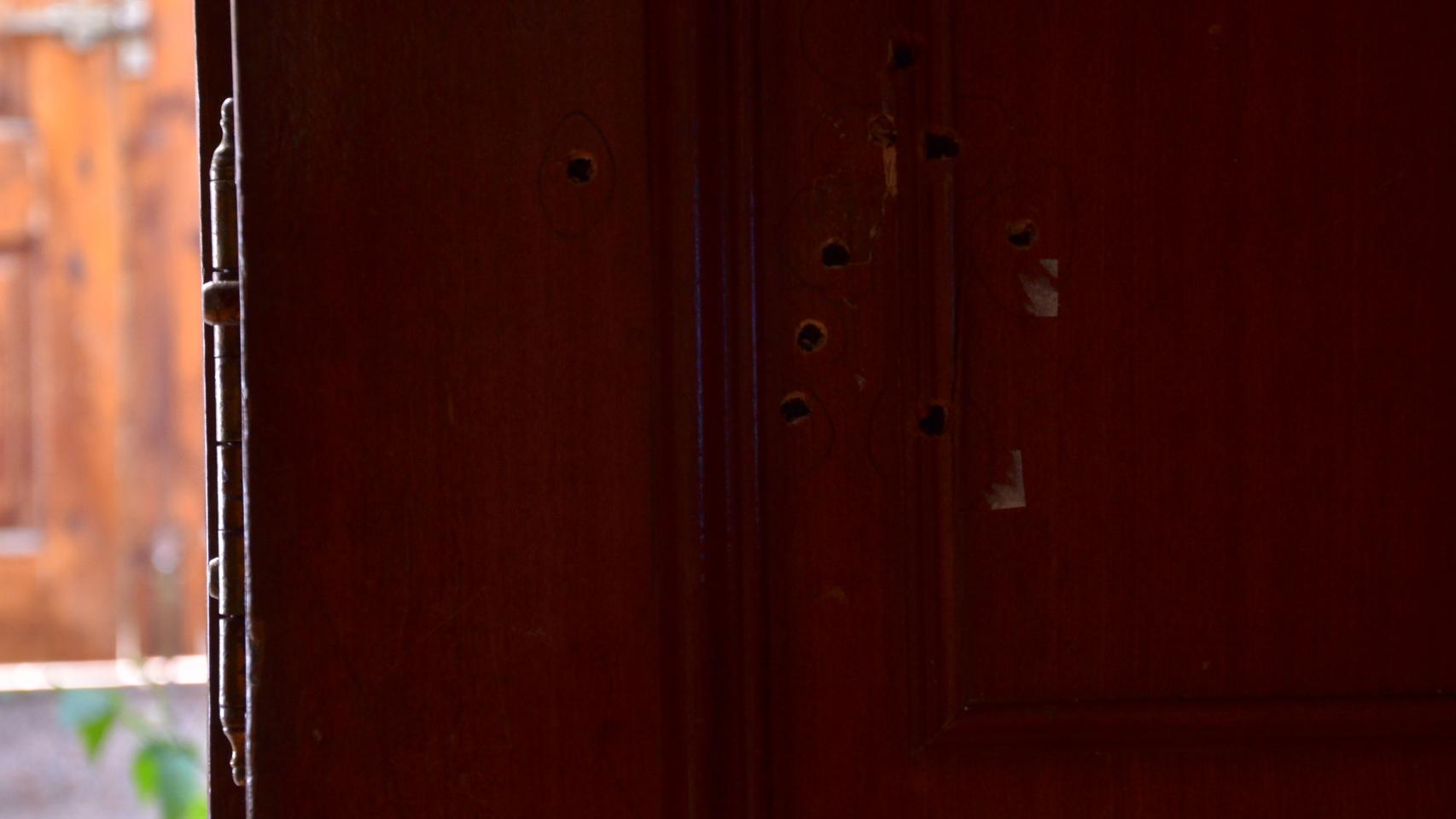 La puerta de la cocina en la que se atrincheró aún conserva la marca de ocho balazos
