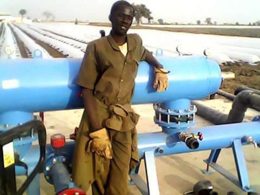 Ndiaga, con mono de trabajo en una plantación de Senegal.