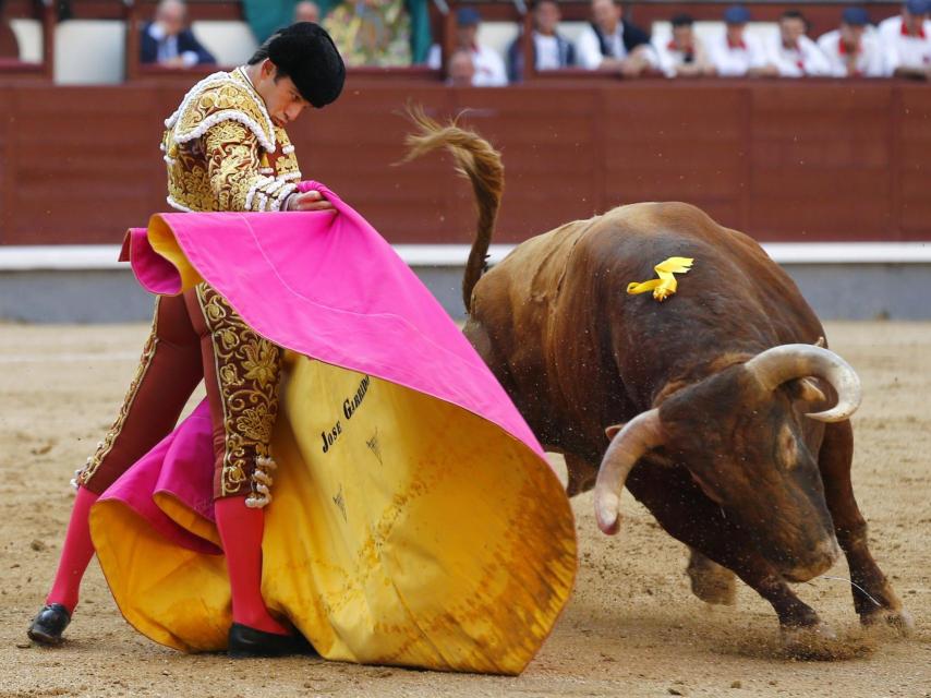 José Garrido durante la faena a su primero.