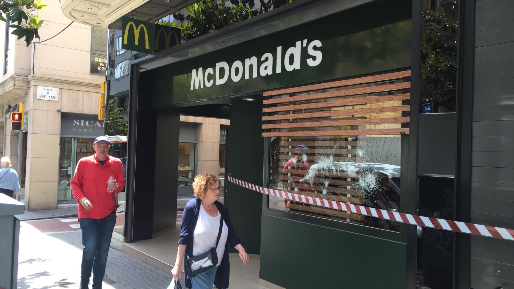 Los destrozos en Gràcia aún eran visibles este jueves por la mañana