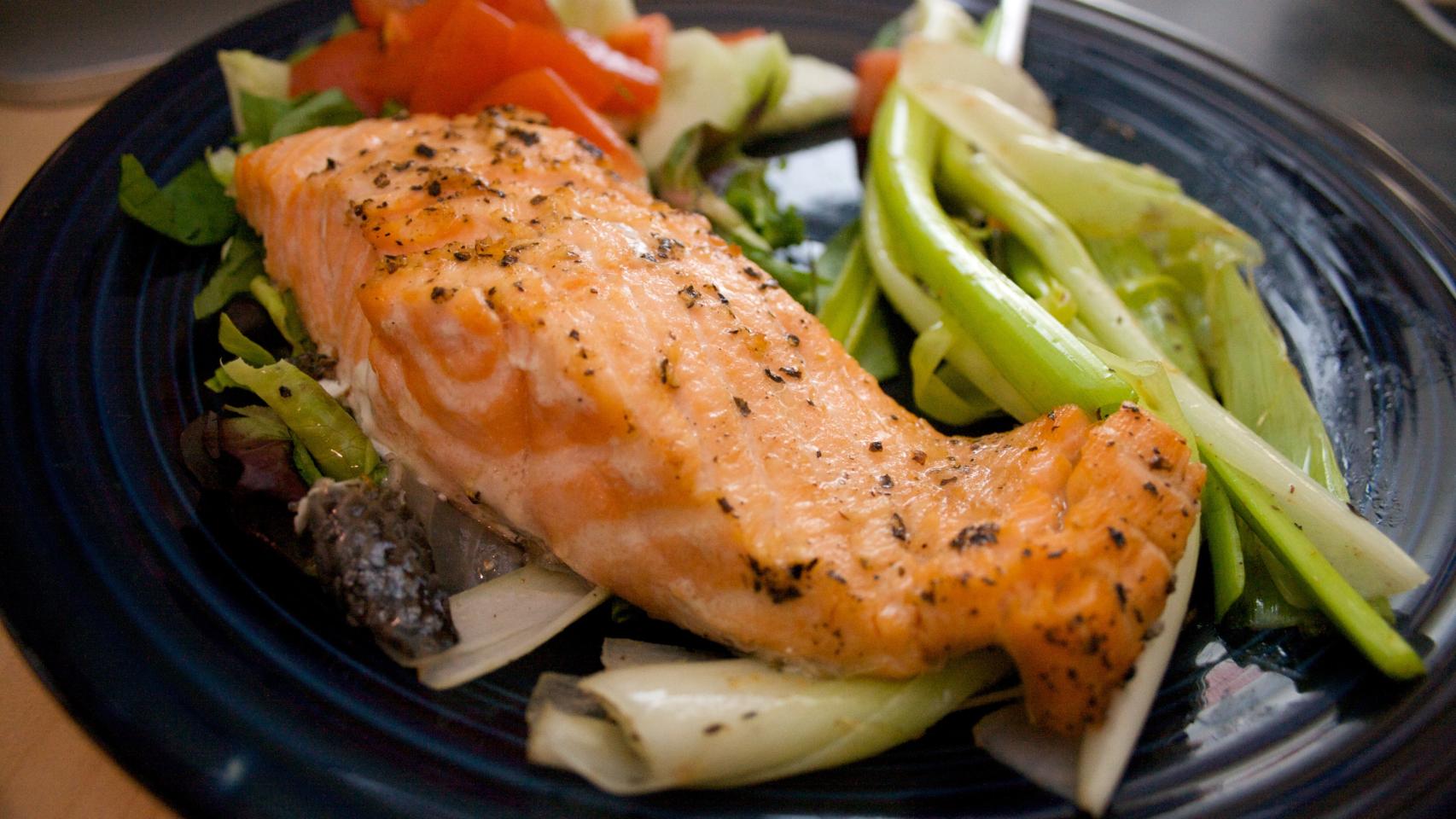 El salmón es uno de los pescados más ricos en omega-3