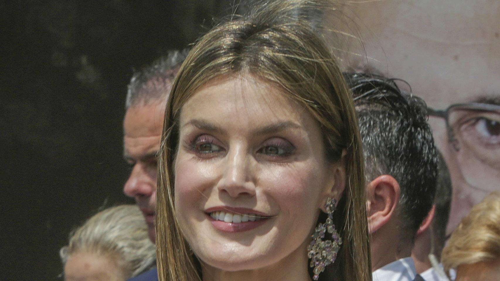 Primer plano de Doña Letizia com pendientes de Coolook en su visita a la Feria del Libro
