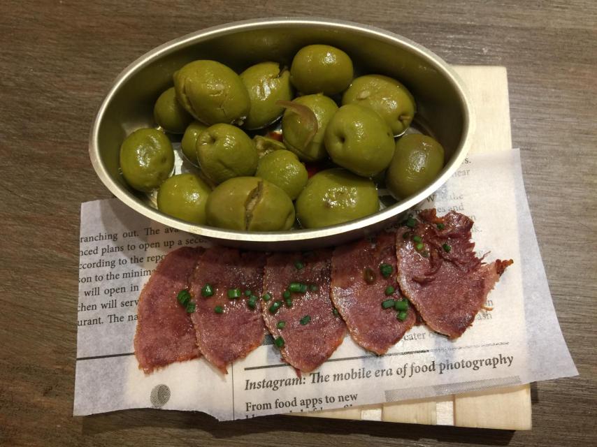 La lengua de cerdo curada con aceitunas