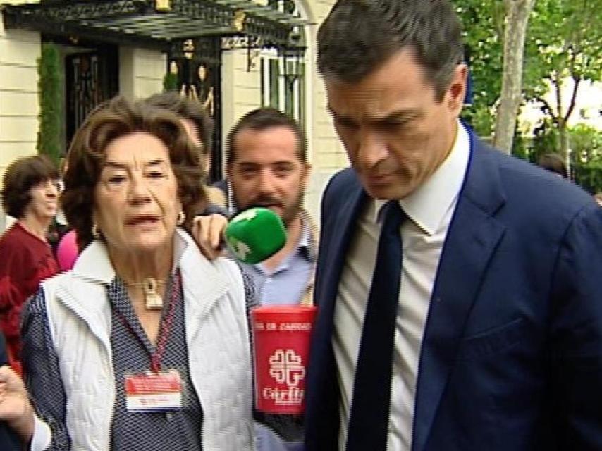 La Duquesa viuda de Maura y Pedro Sánchez.