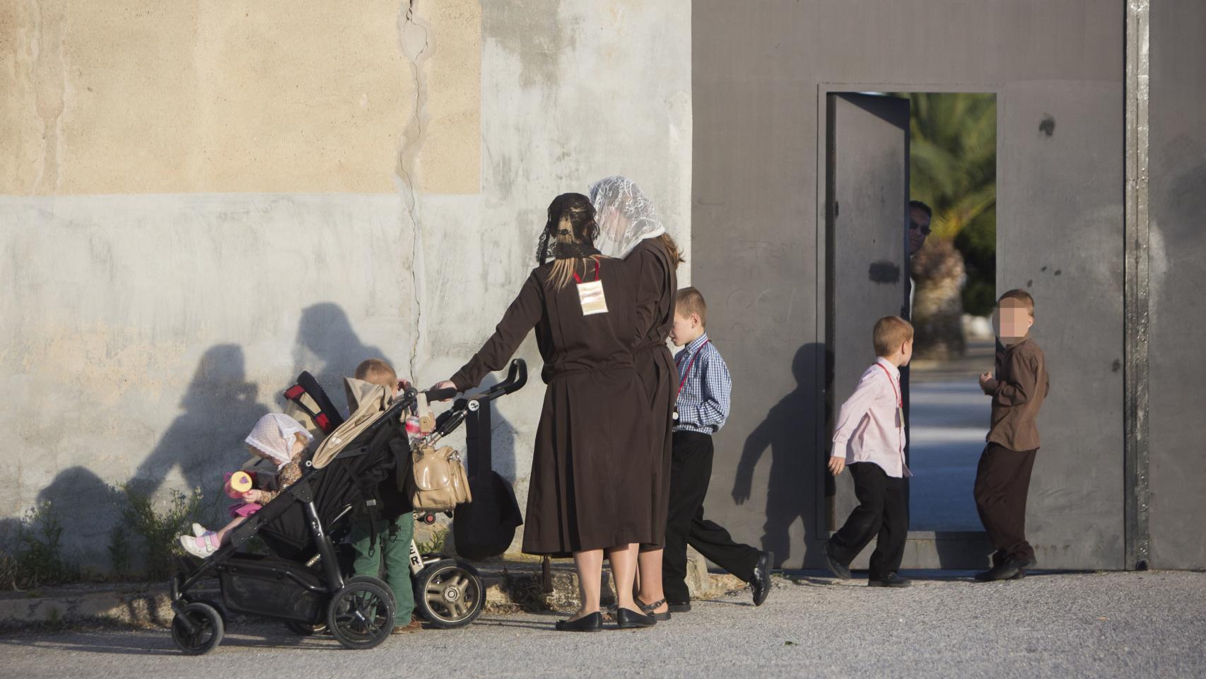 Fieles de la Iglesia Palmariana a su salida de la Basílica tras la celebración de la misa diaria.