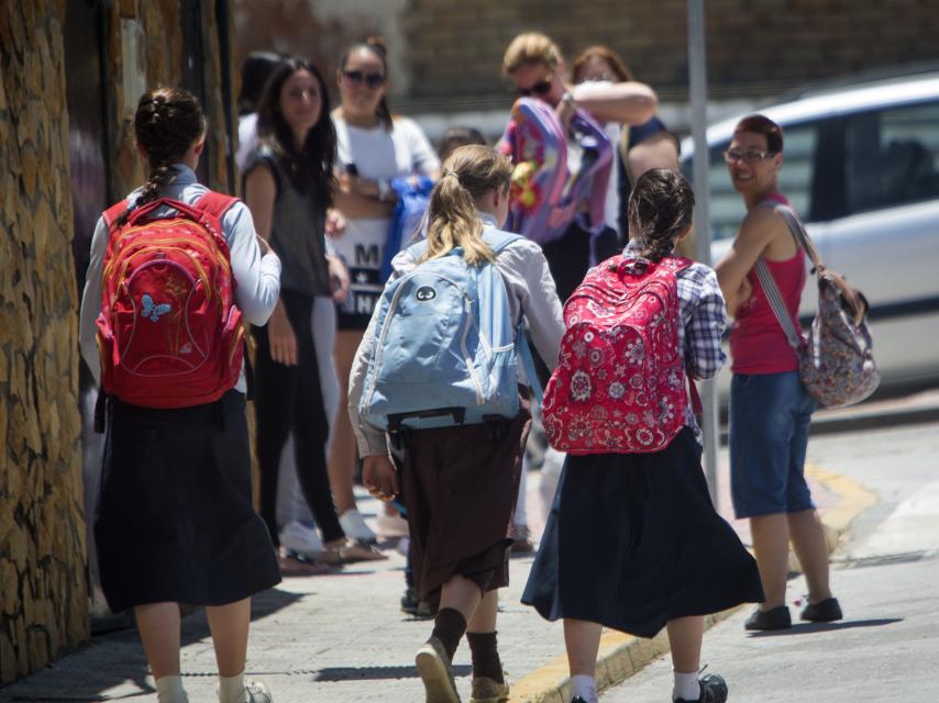 Alumnos fieles de la Iglesia Palmariana a su salida del colegio