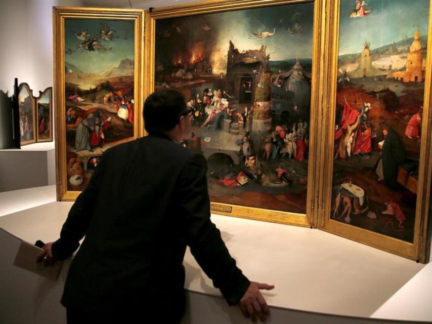 Un visitante ante el tríptico del museo de Lisboa.