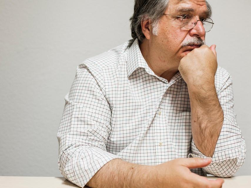 El locutor, Luis Herrero, en su despacho de EsRadio.