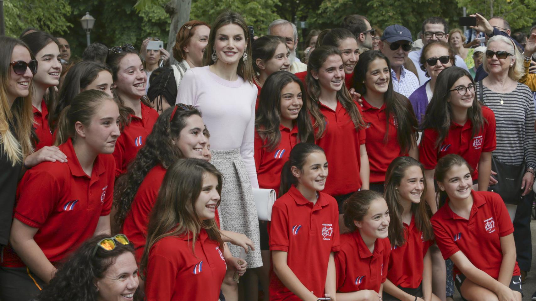 Doña Letizia posa en la Feria del Libro con las alumnas del colegio San Agustín