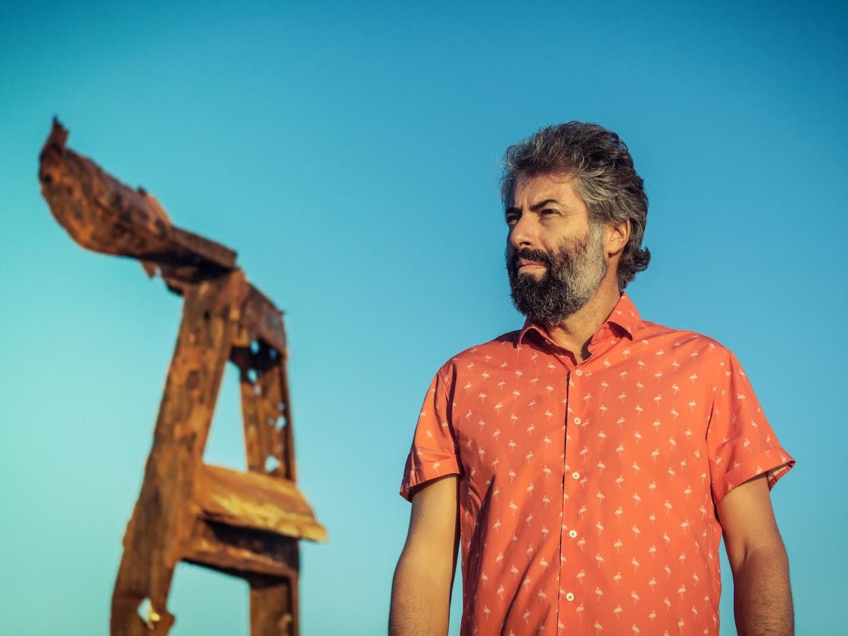 Sr. Chinarro presenta su nuevo disco, el número 16 de su carrera.