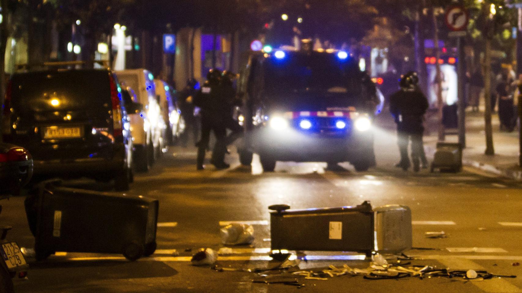 Varios contenedores tirados en la calle Gran de Gràcia, el pasado miércoles