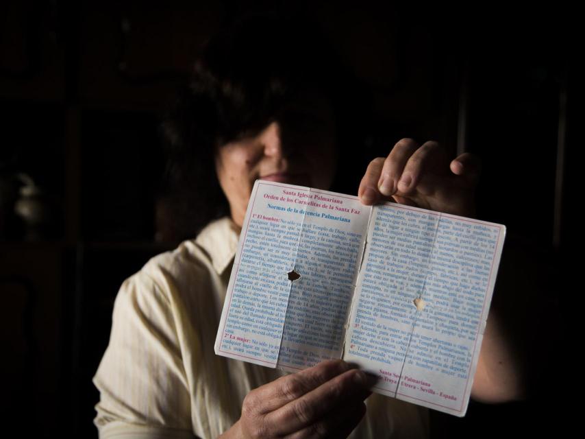 Inmaculada Fisas, exfiel de la Iglesia Palmariana mostrando las normas de decencia palmariana.