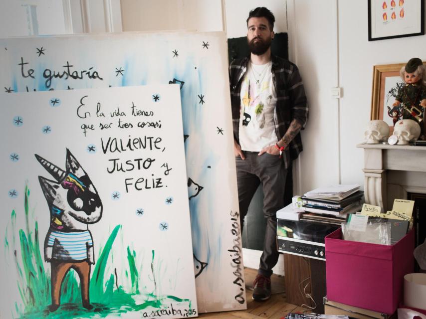 Aitor Saraiba con algunas de las obras de su estudio, que ilustran su nuevo libro.