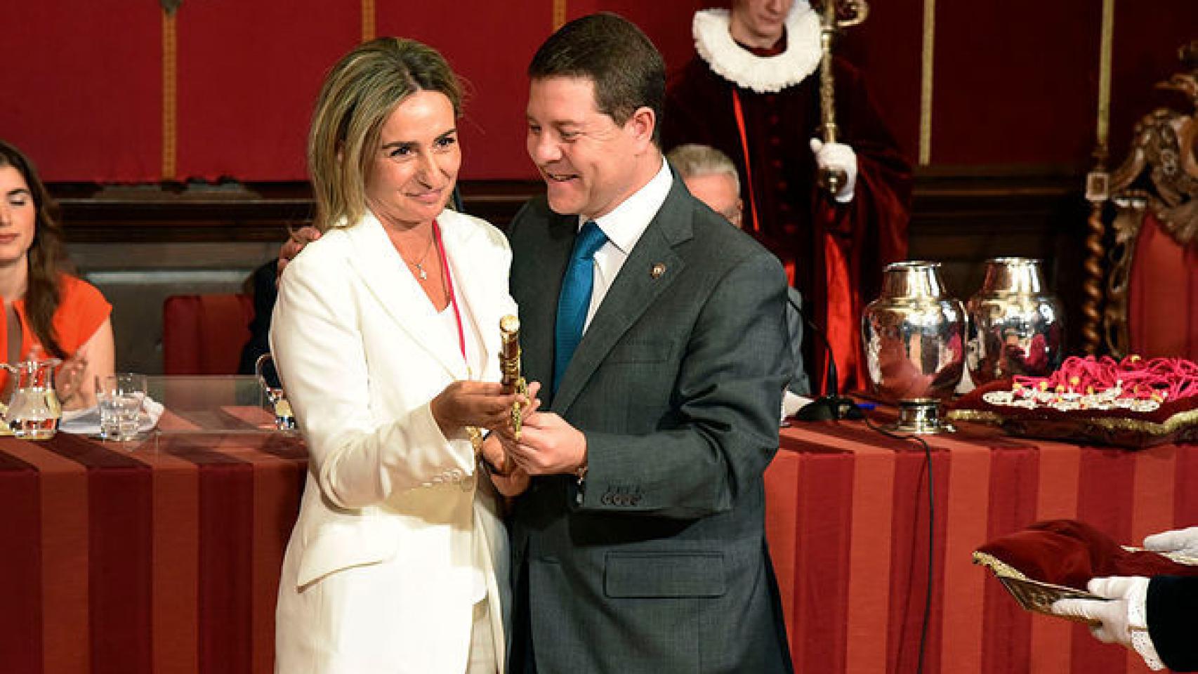 Milagros Tolón recibe el bastón de mando del alcalde saliente, Emiliano García-Page