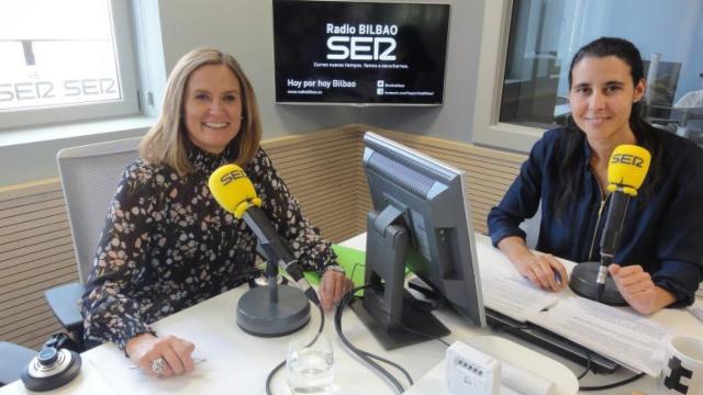 Amaia del Campo (izquierda) en una entrevista como alcaldesa de Barakaldo
