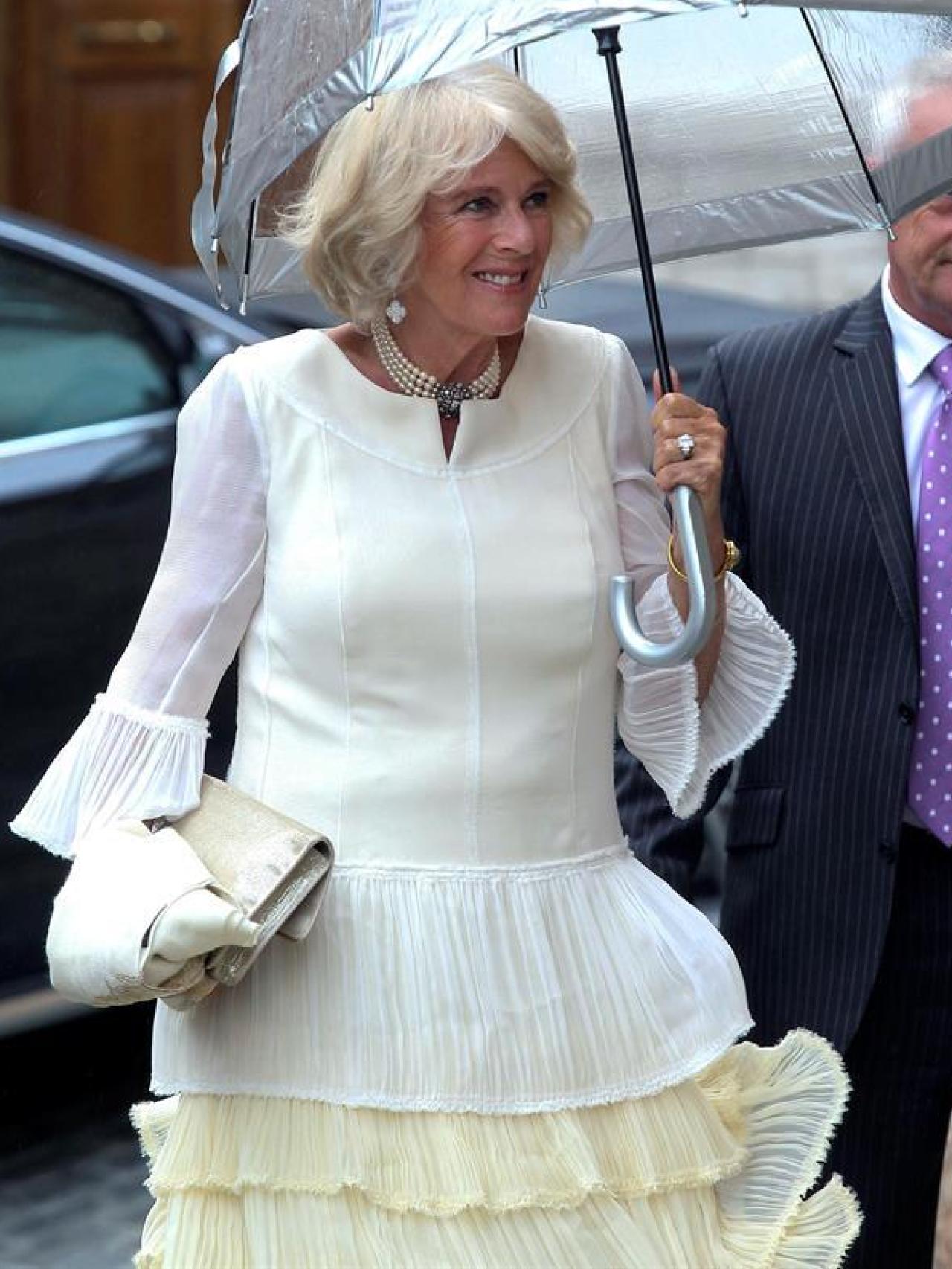 Camila de Cornualles ha elegido el blanco para su vestido como si fuera la novia