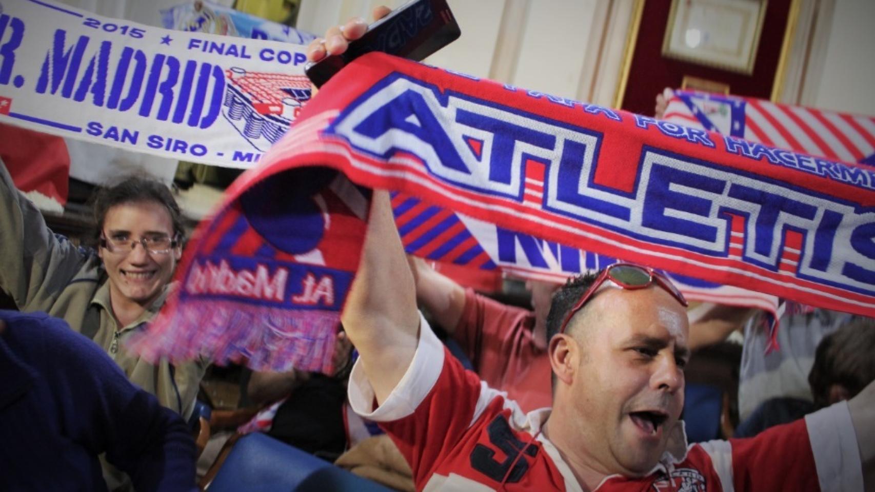 Aficionados del Atlético y del Madrid en la madrileña iglesia de San Antón.