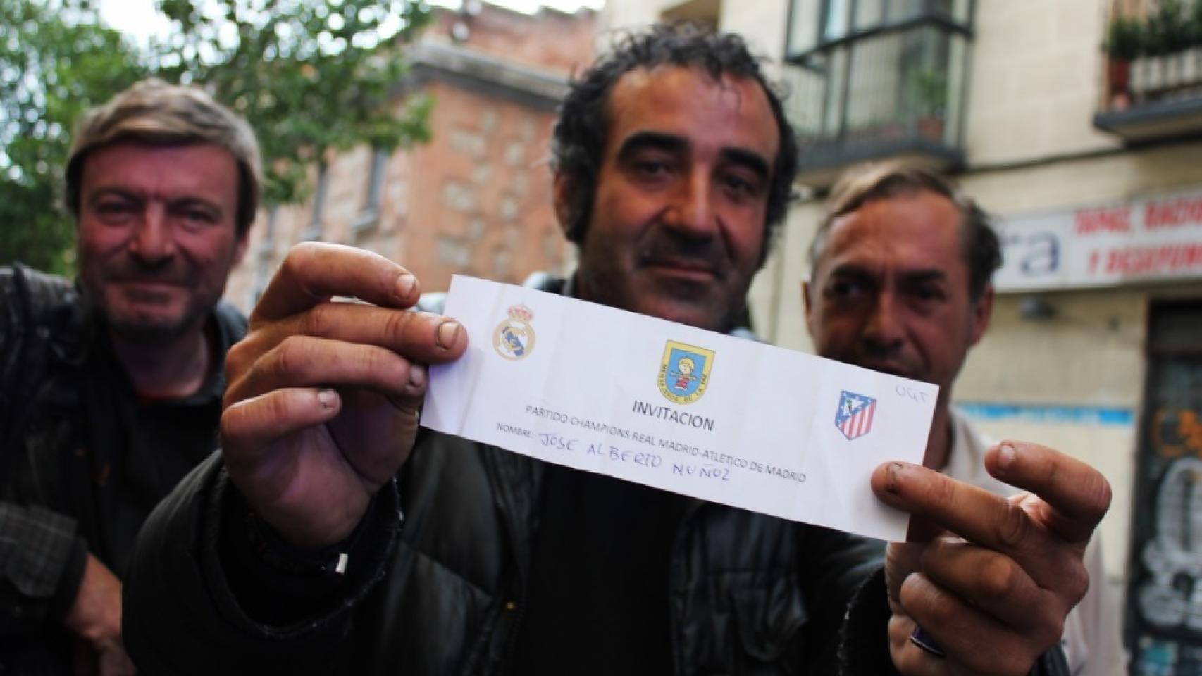 Ángel, José y Carmelo posan con su entrada para acceder al templo en la final de la Champions.