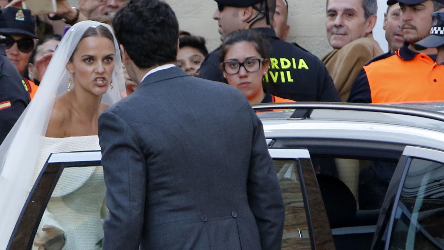 Charlotte y Alejandro discutiendo antes de subirse al coche