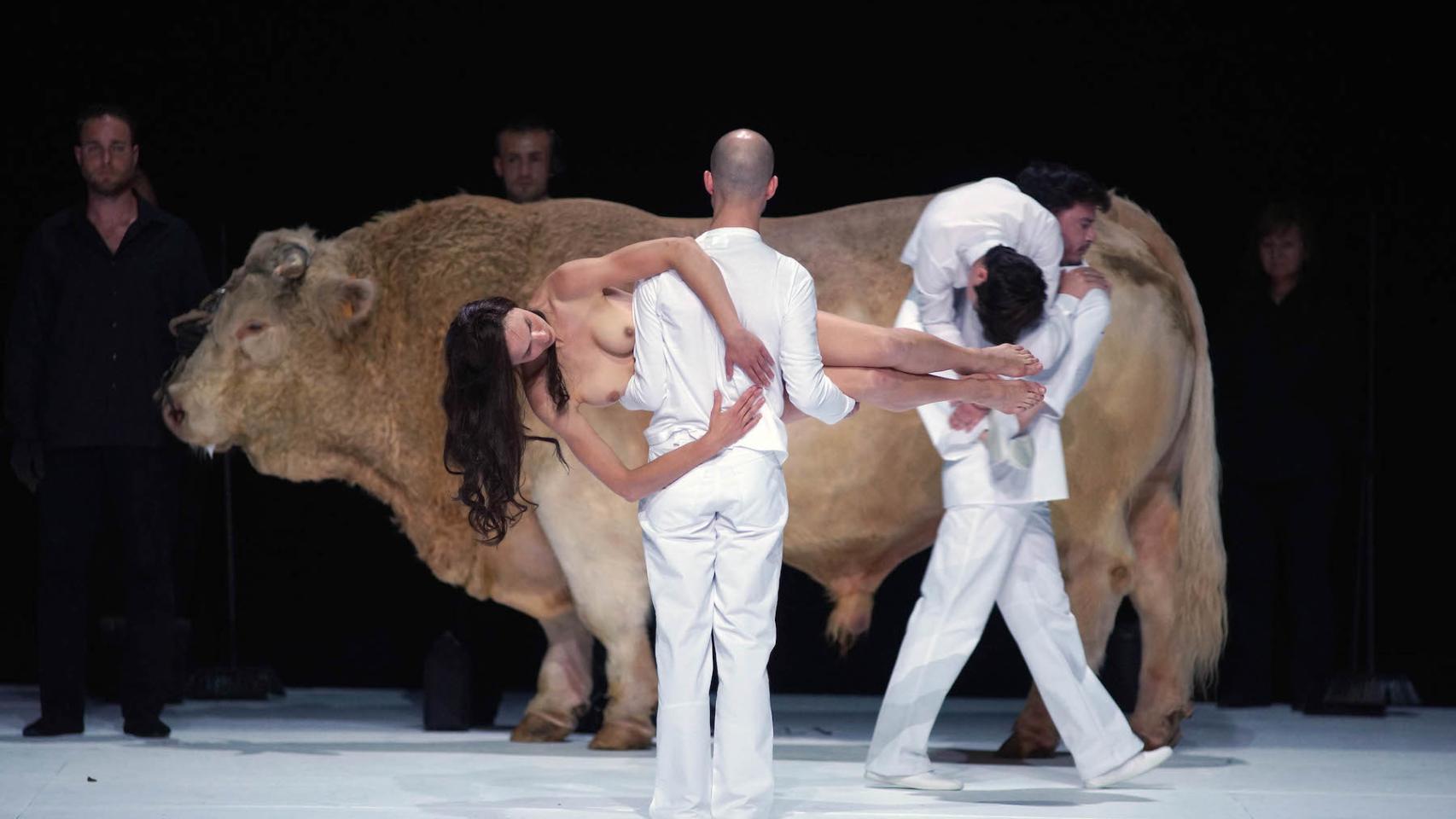 Imagen de Moisés y Aarón, con el toro de 1.500 kilos al fondo.