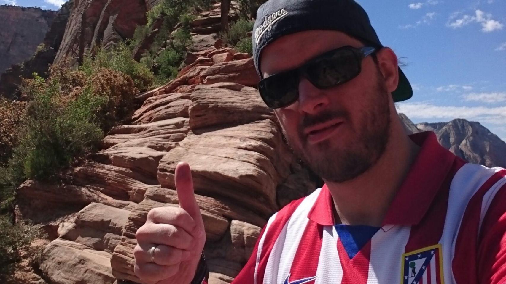 Ángel Aguilar posa con la camiseta del Atlético.