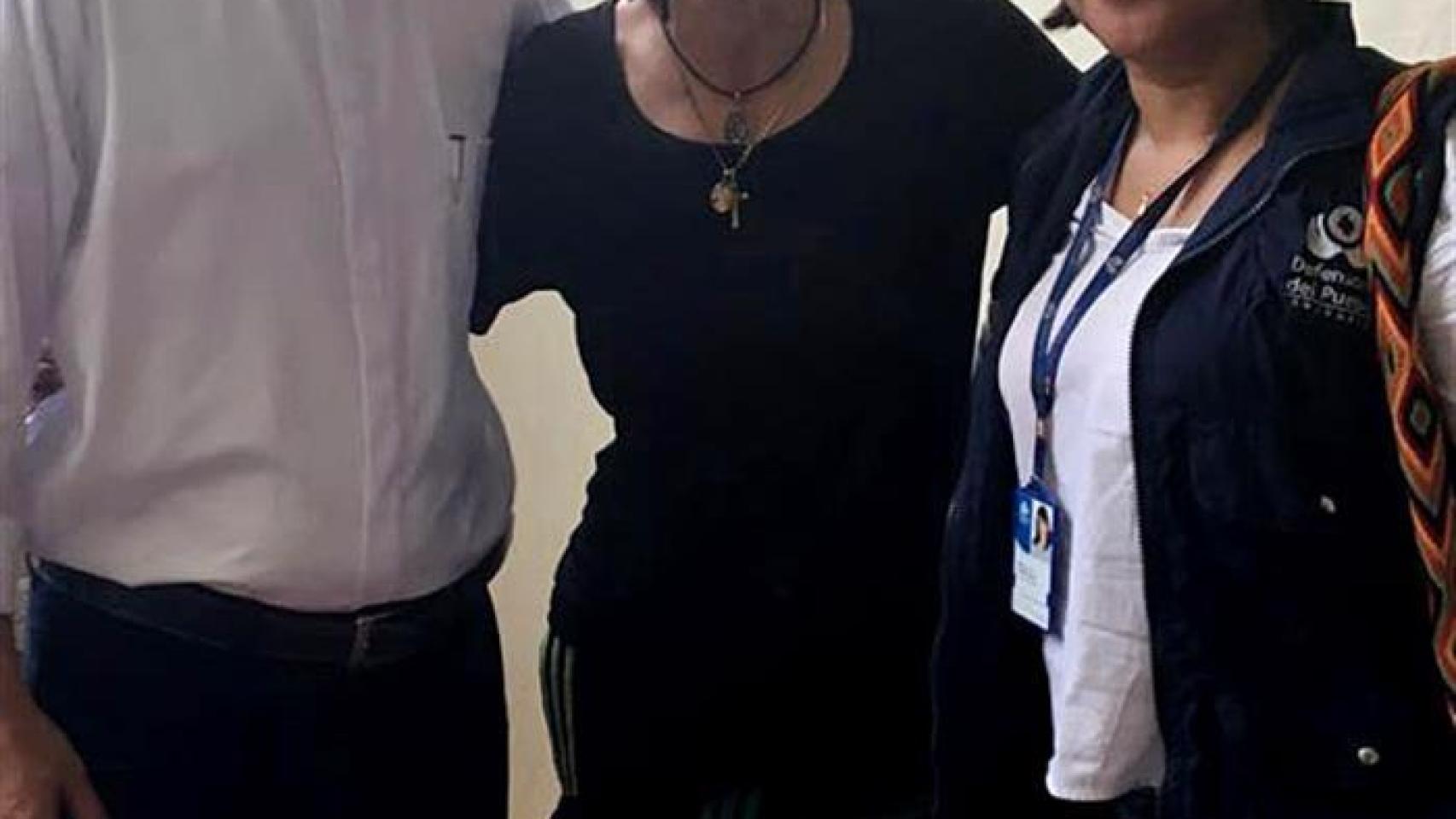 Salud Hernández junto un sacerdote y una funcionaria de la Defensora del Pueblo tras su liberación