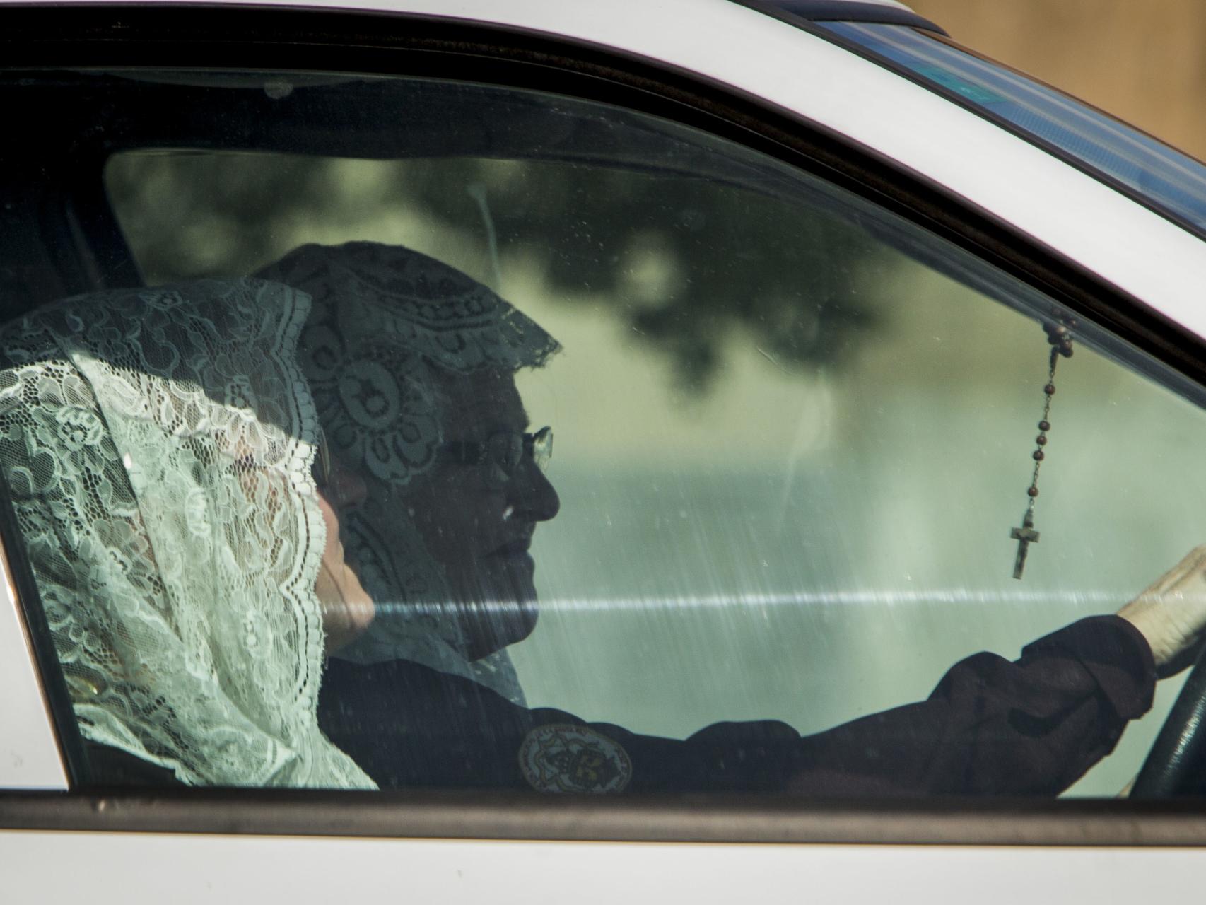 Fieles de la Iglesia Palmariana en el camino del barrio en el que residen a la basílica antes de la misa.