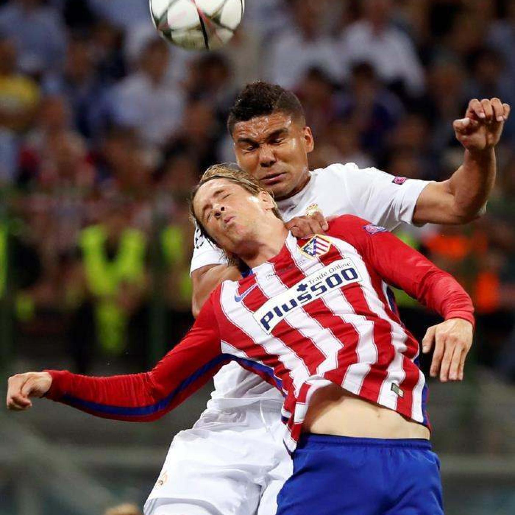 Casemiro se anticipa a Torres en un lance de la final.