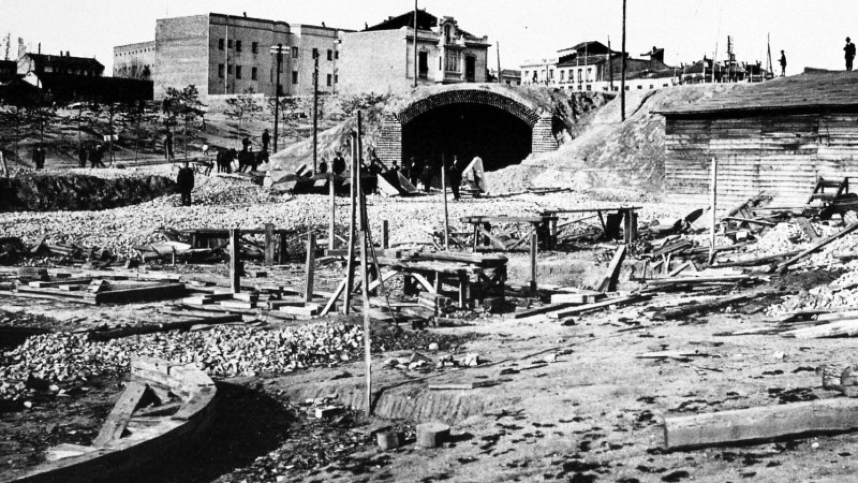 Embocadura del túnel de las cocheras en construcción, en 1918.