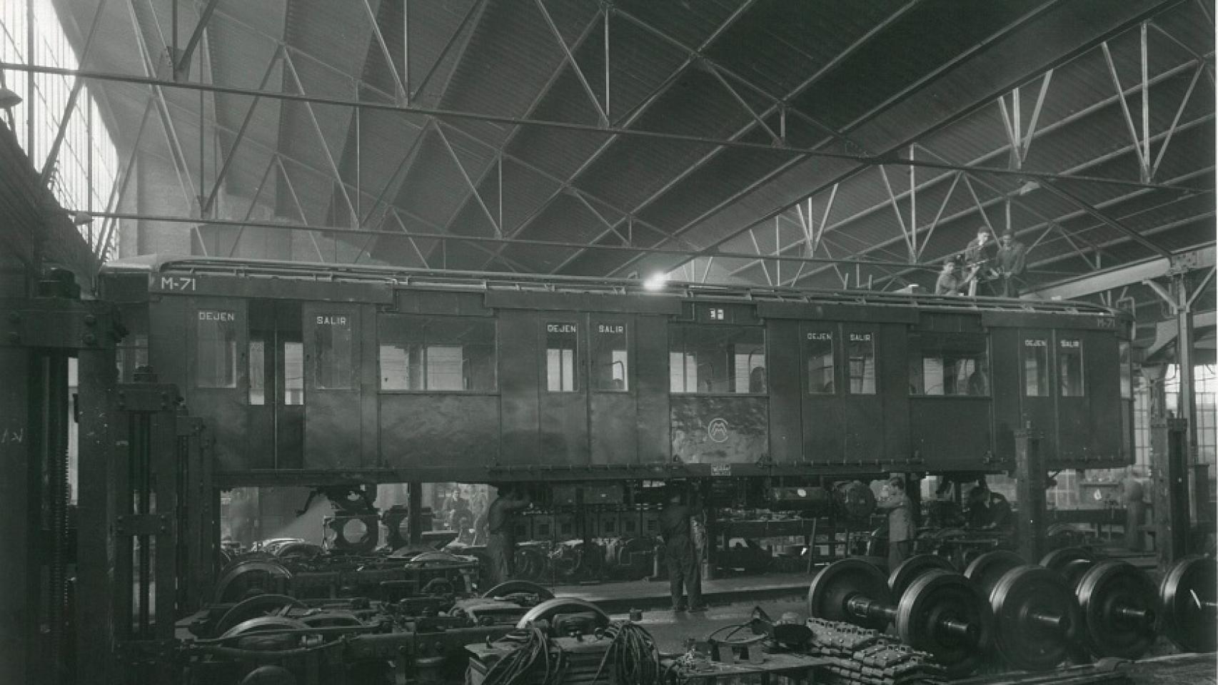 Reparación de un vagón en el interior de las cocheras de Cuatro Caminos.