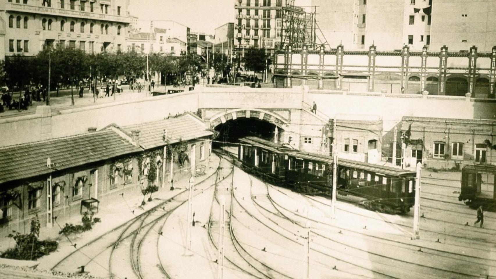 La embocadura, con la plaza de Cuatro Caminos al fondo.