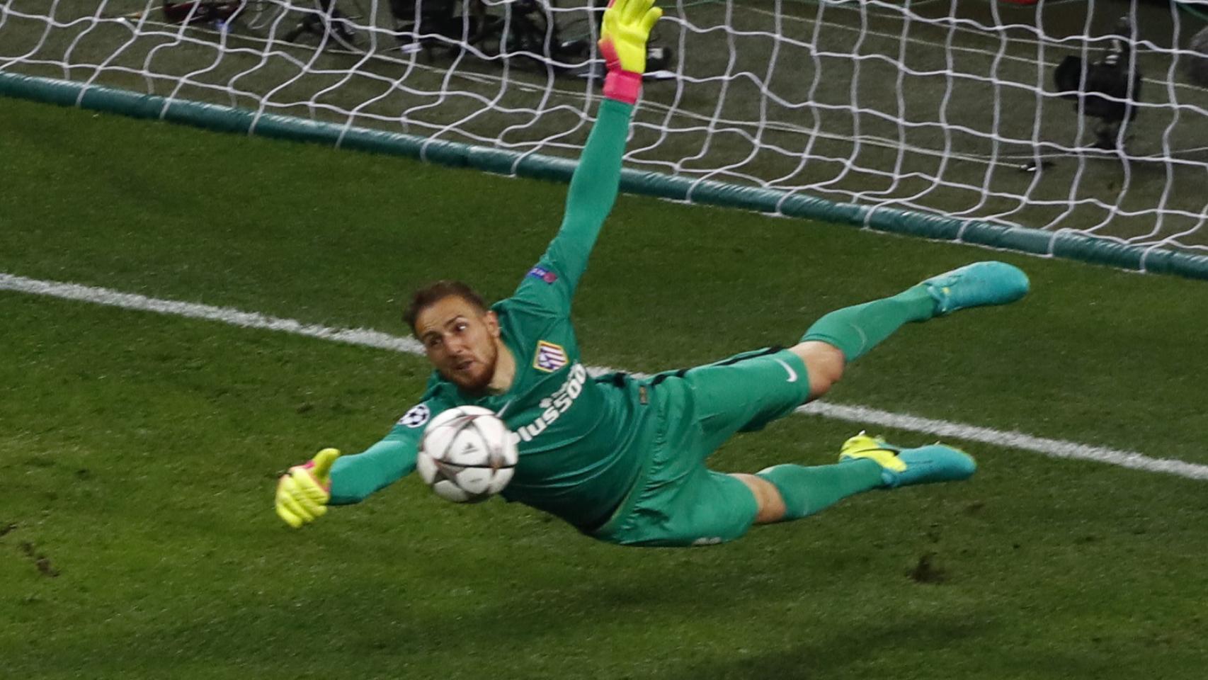 Jan Oblak parando un balón.