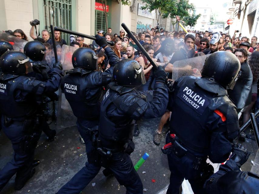 Los manifestantes han lanzado agua y latas contra la policía, generando momentos de tensión