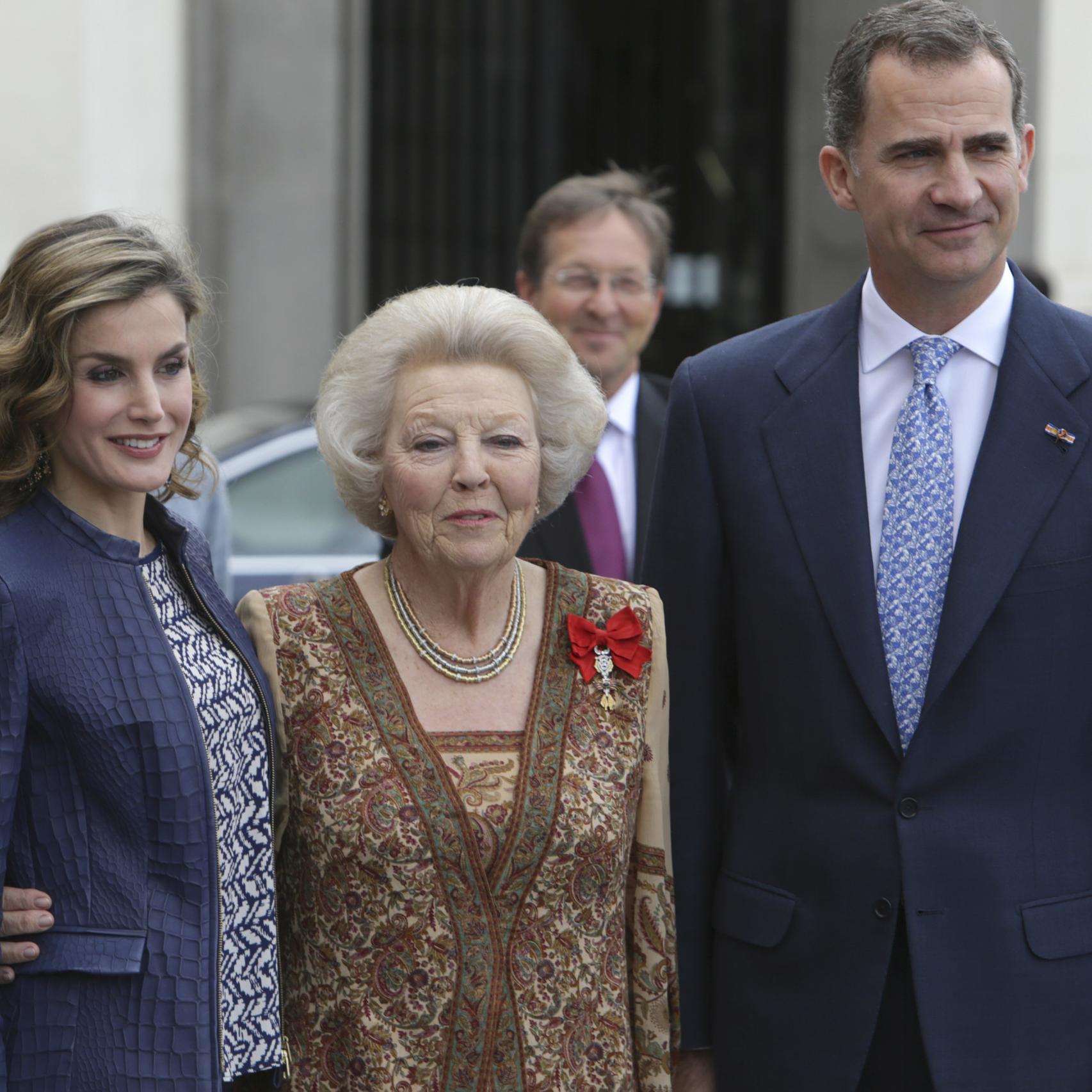 Los reyes Felipe y Letizia con la princesa Beatriz de Holanda