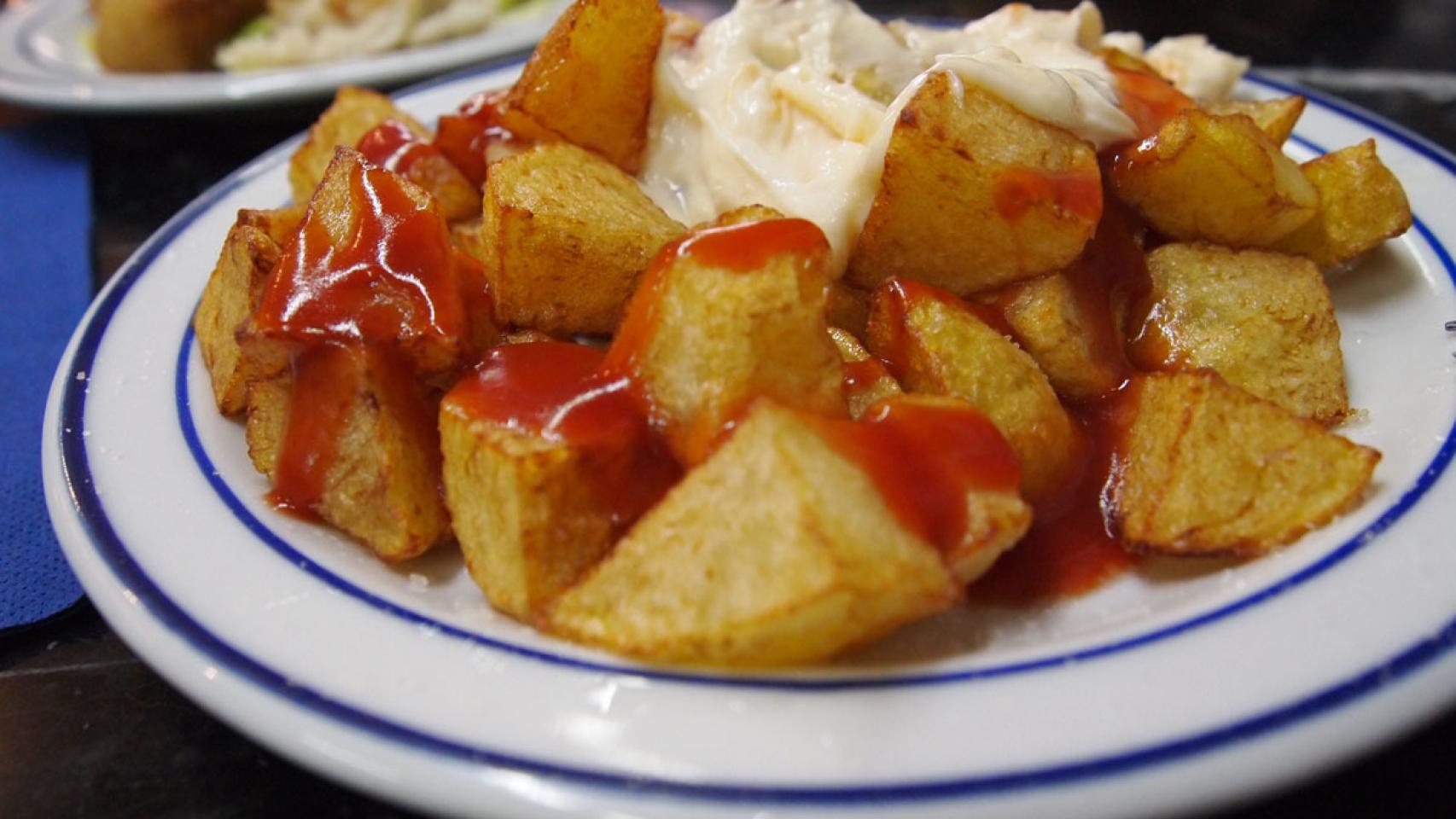 Un plato de patatas bravas... de lo más típico de nuestra gastronomía.