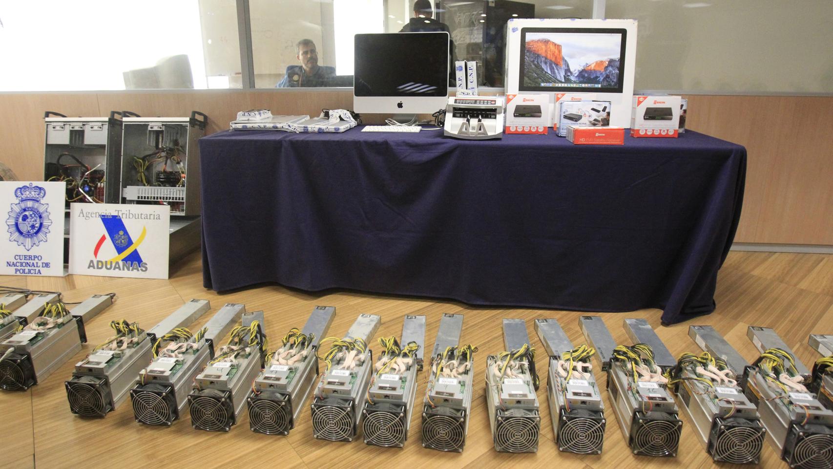 El material incautado tras la operación policial, expuesto.